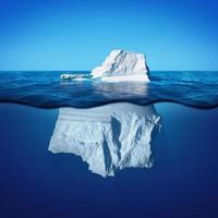 vista subaquática do iceberg com lindo mar transparente no fundo foto