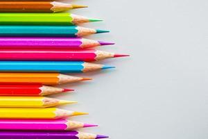 lápis de cor, isolados no fundo branco close-up foto