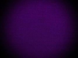 textura de tecido de veludo roxo usado como pano de fundo. fundo de tecido roxo vazio de material têxtil macio e suave. tem espaço para texto.. foto