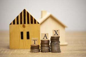 conceito de pagamento de impostos domésticos para imóveis. cálculo de renda para pagar imposto anual. foto
