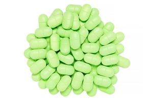 pílulas verdes isoladas em branco. foto