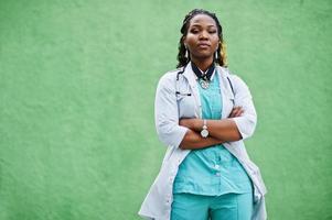 retrato de médica afro-americana com estetoscópio vestindo jaleco. foto