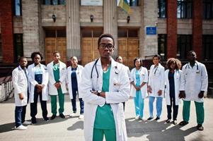 grupo de estudantes de médicos africanos perto da universidade médica ao ar livre. foto