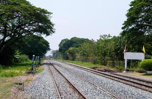 o poste de sinal da estação de trem local. foto