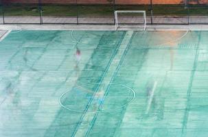 pequeno campo de futebol com os jogadores de movimento. foto