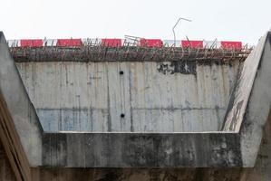 maneira final da ponte da via expressa da cidade. foto