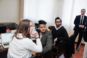 multirraciais jovens criativos no escritório moderno. grupo de jovens empresários estão trabalhando em conjunto com laptop, tablet. equipe de freelancers de sucesso em coworking. foto