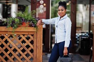 garota afro-americana posou ao ar livre da cidade de steets. foto