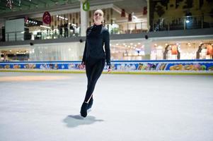 mulher patinadora artística no rinque de patinação no gelo. foto