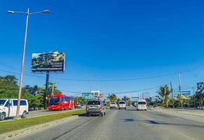 cancun quintana roo méxico 2022 edifícios típicos de carros de rua e paisagem urbana de cancun méxico. foto