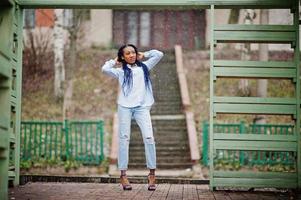 menina afro-americana elegante com dreads ao ar livre. foto