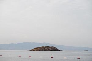 ilha sozinha. paisagem cênica com ilhas de montanha e lagoa azul no mar egeu. cenário exótico. marco popular, famoso destino de bodrum, turquia. foto