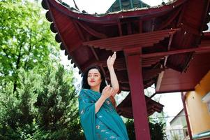 retrato de linda garota brumette indiana ou modelo de mulher hindu contra a casa tradicional japonesa. foto