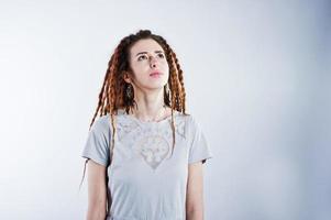 sessão de estúdio de garota de vestido cinza com dreads em fundo branco. foto