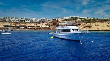 marina de sharm el sheikh no egito, vista panorâmica da luz do dia no verão com iates na água, hotéis no fundo e nuvens no céu foto