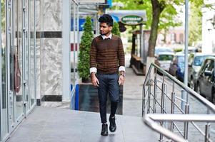 retrato de pose de modelo jovem indiano elegante na rua. foto