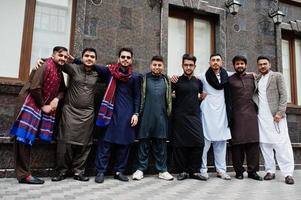 grupo de homem paquistanês vestindo roupas tradicionais salwar kameez ou kurta. foto