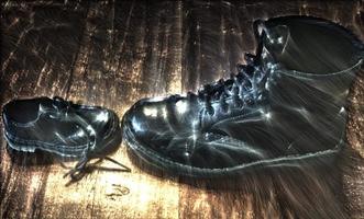 ilustração 3D da energia kirliana em um sapato de couro preto grande e pequeno em um piso de madeira foto