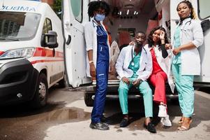 grupo de médicos de equipe de emergência de ambulância paramédica africana. foto