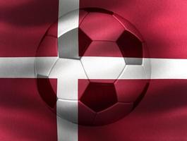 ilustração 3D de uma bandeira da Dinamarca com uma bola de futebol se movendo ao vento foto