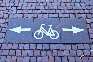 sinais de bicicleta pintados no asfalto encontrados nas ruas da cidade da alemanha. foto