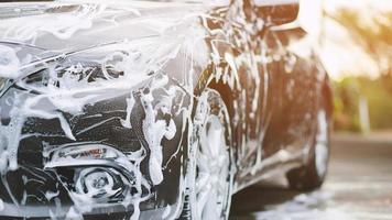 lavagem de carro ao ar livre com espuma de sabão. foto