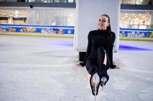 mulher patinadora artística no rinque de patinação no gelo. foto