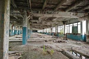 interior industrial de uma antiga fábrica abandonada. foto