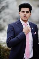 elegante modelo de homem macho indiano de terno e gravata rosa posou em dia de inverno. foto