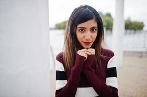 feche o retrato de uma jovem bela adolescente indiana ou sul-asiática de vestido. foto