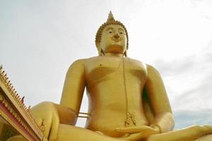 estátua de buda grande dourada em wat muang localizada na província de ang thong, tailândia. foto