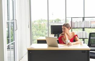 mulher de negócios usando notebook para reunião online e trabalhando no escritório moderno na era da transformação digital foto