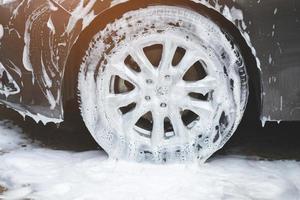 lavagem de carro ao ar livre com espuma de sabão. foto