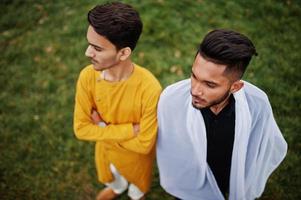 dois amigos indianos elegantes em roupas tradicionais posaram ao ar livre, vista de cima. foto