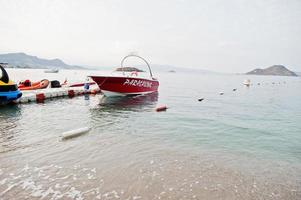 barco de parapente vermelho em um mar azul calmo de bodrum, turquia. foto