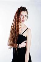 sessão de estúdio de garota de preto com dreads em fundo branco. foto