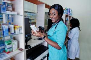 dois farmacêuticos afro-americanos trabalhando em drogaria na farmácia hospitalar. saúde africana.