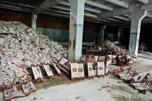 interior industrial de uma antiga fábrica abandonada. foto