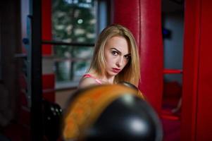 saco de pancadas de garota loira esporte sexy. boxe de mulher em forma. foto