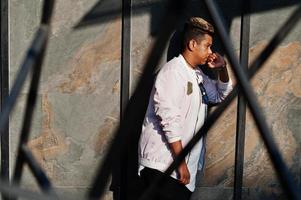 cara de homem árabe elegante hipster posou ao ar livre na rua. cantor de rap estilo. foto