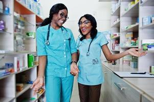 dois farmacêuticos afro-americanos trabalhando em drogaria na farmácia hospitalar. saúde africana. foto