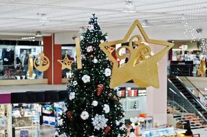 decorações de ano novo em shopping com árvore de natal. foto