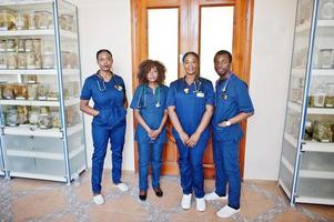 grupo de estudantes de médicos africanos dentro da universidade médica. foto