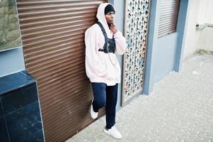 homem afro-americano de estilo urbano elegante com capuz rosa posou. cara afro-rapper. foto