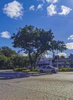 cancun quintana roo méxico 2022 edifícios típicos de carros de rua e paisagem urbana de cancun méxico. foto