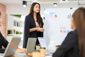 empresários e empresária discutindo trabalho sentado à mesa de conferência no escritório. equipe discutindo o planejamento de trabalho de uma lista visual de tarefas, objetivos de negócios para carreiras futuras foto