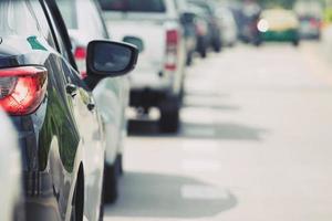 estacionamento aéreo ao ar livre, carros traseiros em fila de estacionamento ao lado da estrada. foto