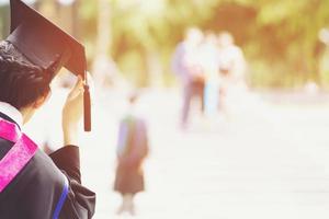 tiro de chapéus de formatura durante graduados de sucesso de início da universidade, parabéns pela educação do conceito. cerimônia de formatura, parabenizou os graduados na universidade durante o início. foto