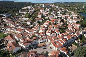 vista aérea de drone de constância no distrito de santarém, portugal foto