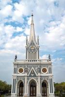 natividade da catedral de nossa senhora é uma igreja católica na província de samut songkhram, tailândia. a igreja é um local público na tailândia onde pessoas com crenças religiosas se reúnem para realizar rituais. foto